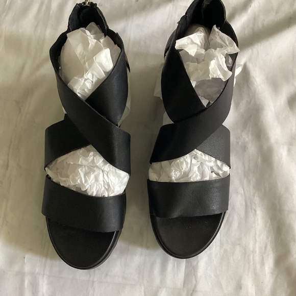 ZOOM STRAPPY SANDAL (Size: 10) NWOT - Picture 4 of 5